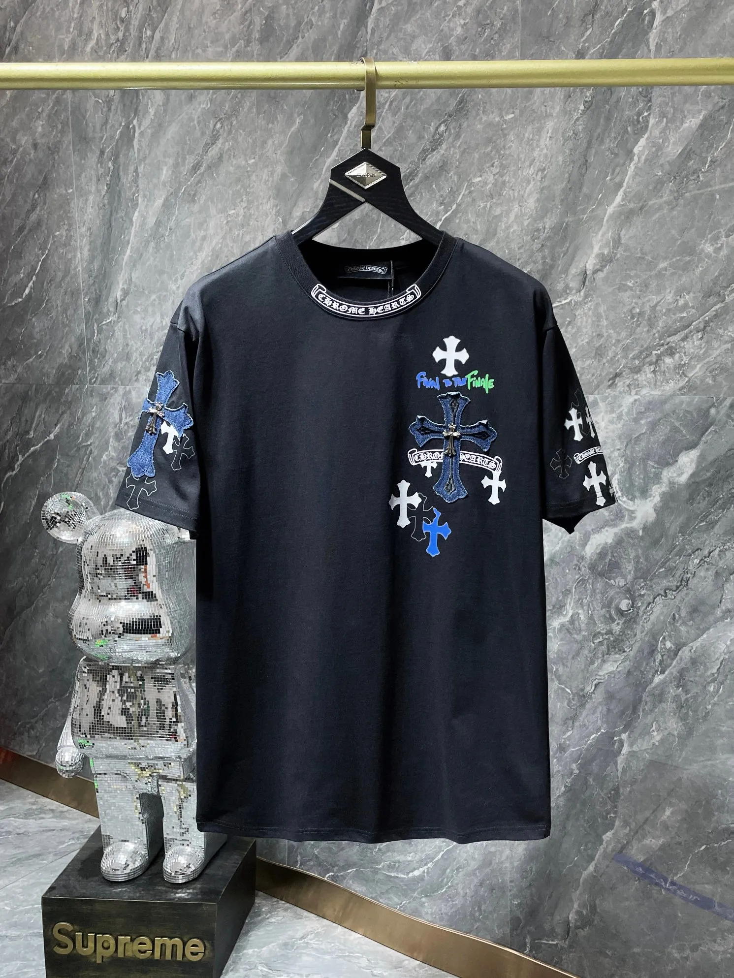 P160 ✨New arrival✨ Chrome Hearts 25ss High gram weight, environmentally friendly and high-quality top-quality fabric 260g~270g Cross Sanskrit patchwork leather overlapping metal short-sleeved T-shirt Heavy hand-cut patchwork embroidery process➕Tajima machine embroidery➕Handmade willows Counter synchronization 1:1 replica version 🌈Recommended colors: black white 🌈 Size: S, M, L, XL